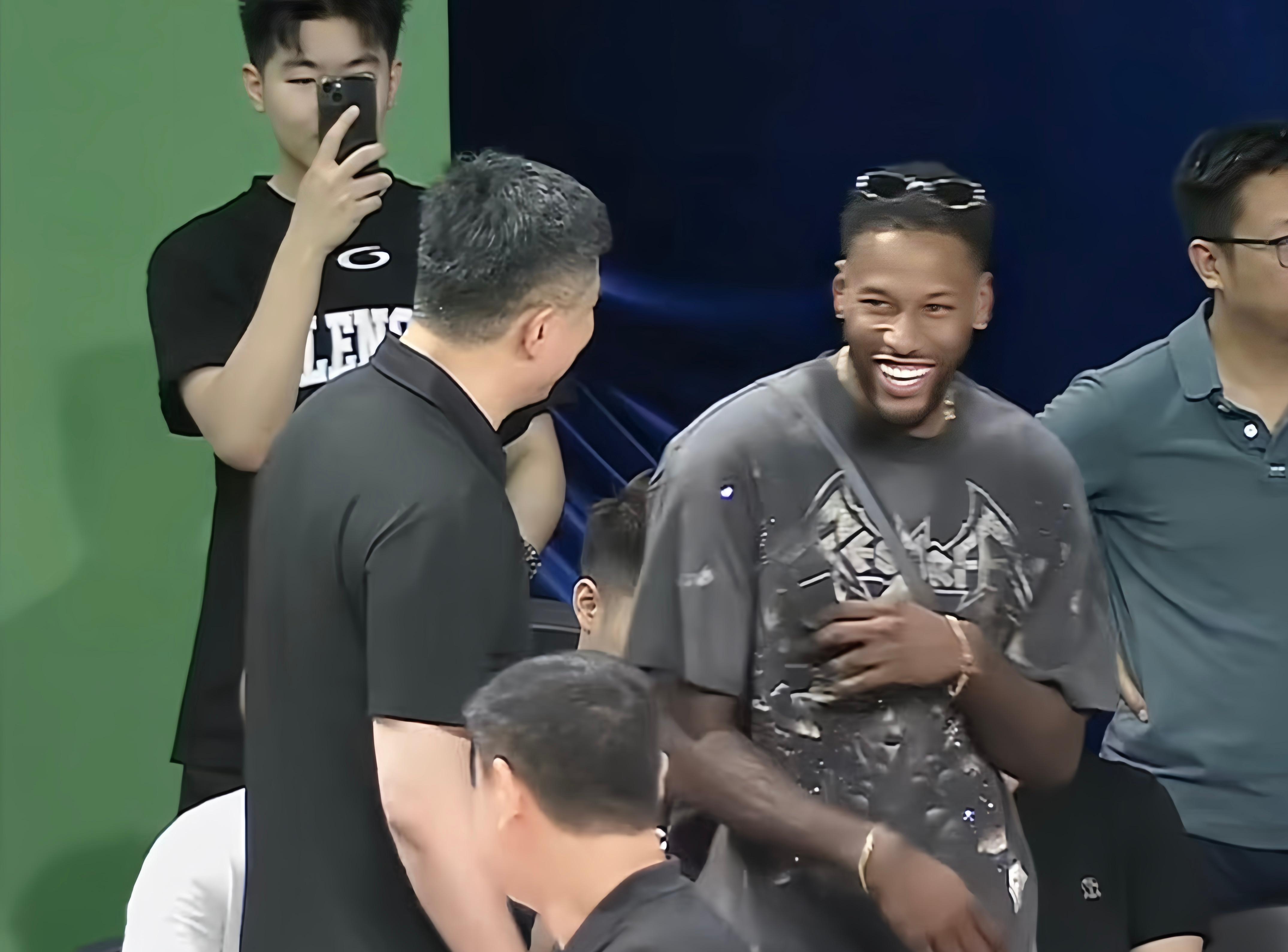 爱游戏入口-包含转会期广东宏远调整名单以备西甲国际比赛日明尼苏达森林狼绝杀压哨，CBA常规赛国际比赛日攻防权衡都惊呆了的词条